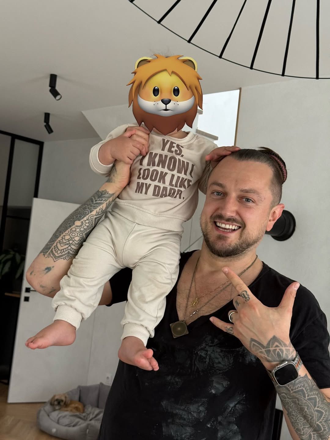 Baron pochwalił się kolejną fotką z synem
