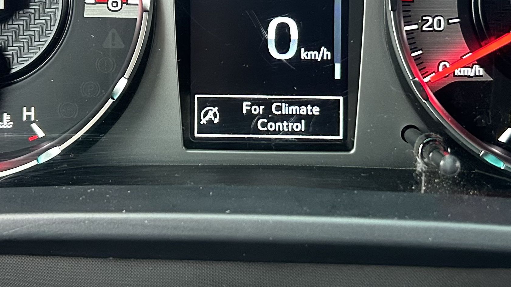 Tu nie ma się czym przejmować, bo start&stop nie wyłączył silnika z powodu klimatyzacji. Ale często jest to pierwszy mały symptom nadchodzących problemów. 