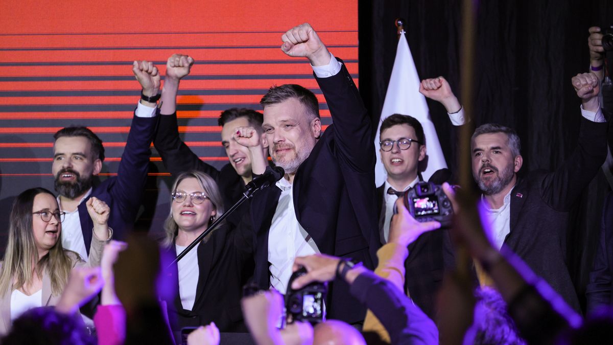 Warszawa, 18.05.2025. Wybory prezydenta RP - I tura. Kandydat Partii Razem Adrian Zandberg (C) w swoim sztabie wyborczym w Warszawie, 18 bm. Zakończyło się głosowanie w I turze wyborów prezydenta RP. (aldg) PAP/Rafał Guz