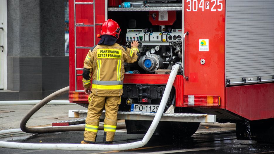 POZAR KAMIENICY I WYBUCHY W KAMIENICY NA UL. KRASZEWSKIEGO W POZNANIU
Poznan 25.08.2024
Pozar w kamienicy na ulicy Kraszewskiego 12, a pozniej dwie eksplozje. Zawalily sie 3 stropy. W akcji ratowniczej zginelo 2 strazakow, 13 zostalo rannych. Kamienica nadaje sie do rozbiorki. W akcji ratowniczej bierze udzial ponad 100 strazakow i kilkudziesieciu ratownikow. .,Image: 901449351, License: Rights-managed, Restrictions: , Model Release: no, Credit line: Marek Lapis / Forum
Marek Lapis / Forum
STARZ POZARNA, STRAZACY, RATOWNIK, STRAZAK, AKCJA RATOWNICZA, POZNAN, ULICA KRASZEWSKIEGO, POZAR, WYBUCH