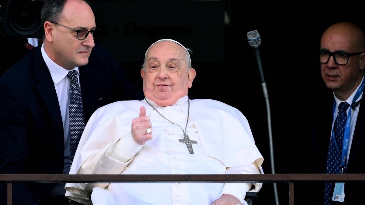 Pope Francis blesses the faithful from the balcony of the Gemelli hospital
epa11982901 Pope Francis (C) greets and blesses the faithful from the balcony of the Gemelli hospital where has been hospitalized, in Rome, Italy, 23 March 2025. Pope Francis will be discharged on 23 March with a prescription for at least two months of convalescence after spending more than five weeks in the hospital for bilateral pneumonia.  EPA/ETTORE FERRARI 
Dostawca: PAP/EPA.
ETTORE FERRARI
hospital, hospitalized, pontiff, pope, rest, zdjeciamiesiaca3