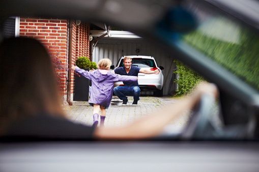 Opieka naprzemienna może być ustalona zarówno na podstawie wniosku rodziców i złożonego przez nich tzw. planu wychowawczego, jak i w przypadku braku takiego porozumienia. 
