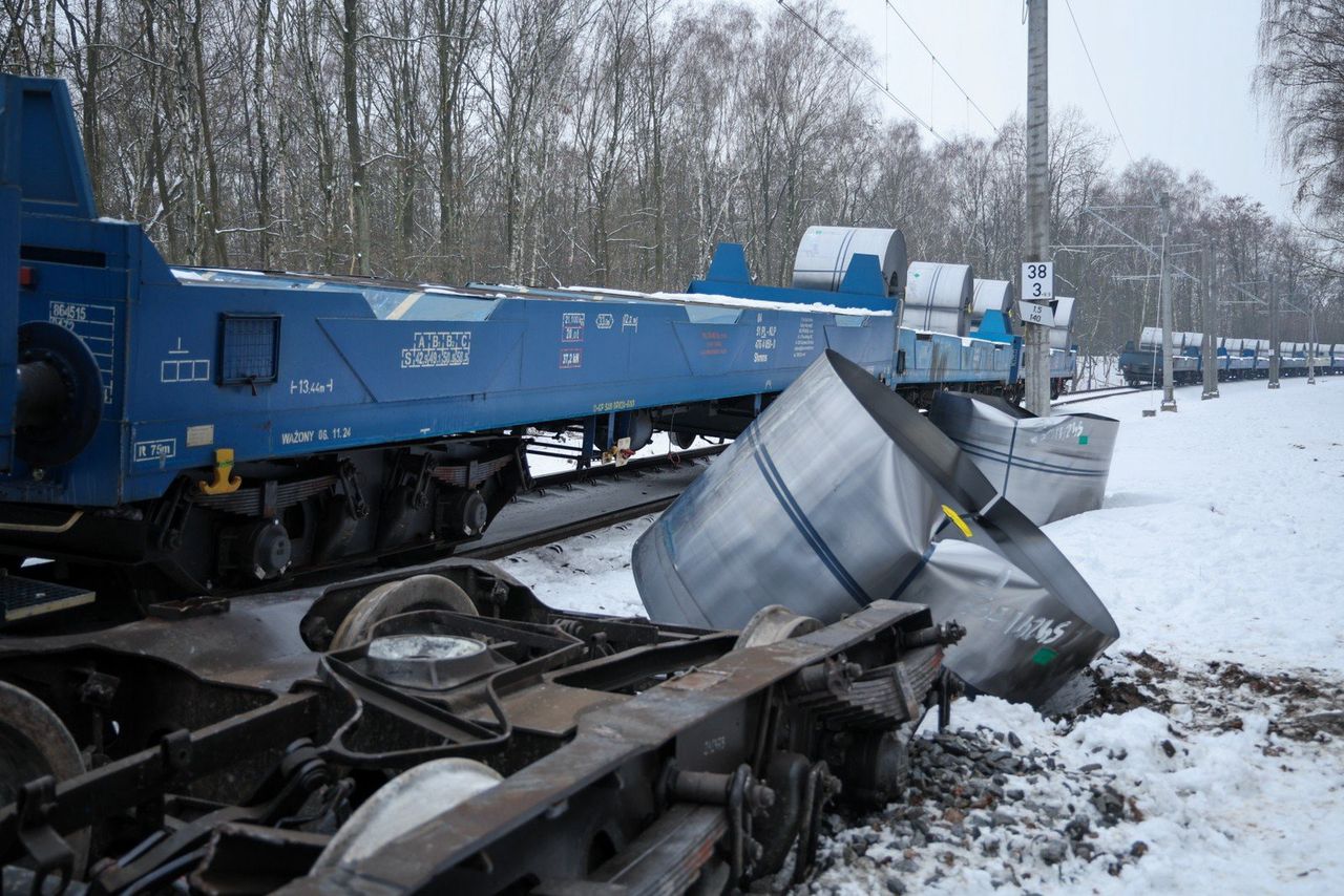 Katowice: Wykolejenie wagonów pociągu towarowego. Prokuratura wszczęła śledztwo. Jakie są wstępne ustalenia?