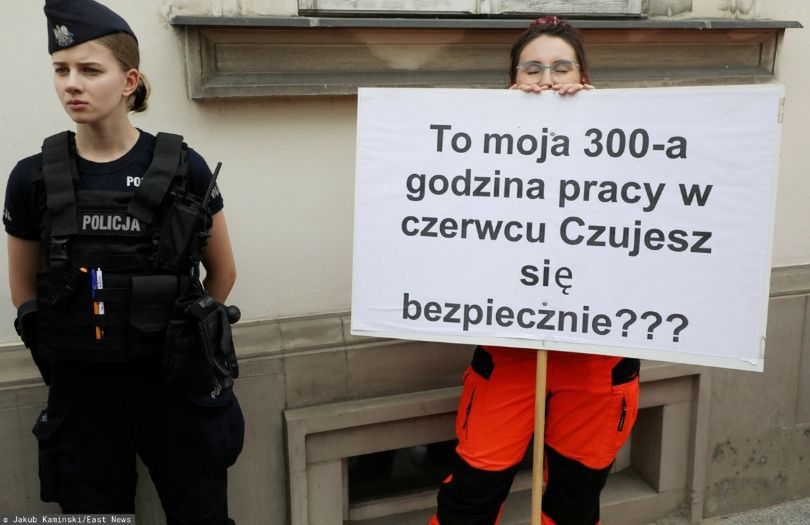 Katarzyna Grochola wspiera protest ratowników medycznych