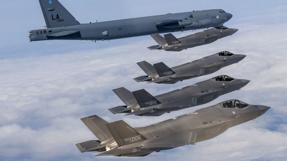 B-52H Sił Powietrznych Stanów Zjednoczonych (na górze) lecący z myśliwcami F-35A Sił Powietrznych Korei Południowej - zdjęcie ilustracyjne
