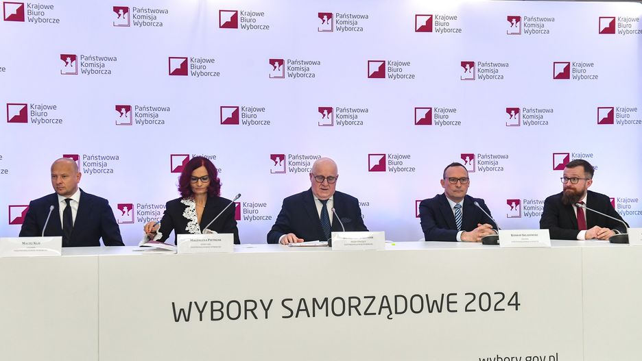 Warszawa, 07.04.2024. Wybory samorządowe 2024. Przewodniczący Państwowej Komisji Wyborczej sędzia Sylwester Marciniak (C), sekretarz Państwowej Komisji Wyborczej, szefowa Krajowego Biura Wyborczego Magdalena Pietrzak (2L), członkowie PKW: Konrad Składowski (2P), Arkadiusz Pikulik (P) i Maciej Kliś (L) podczas konferencji prasowej w siedzibie KPRP w Warszawie, 7 bm. 7 kwietnia odbywa się pierwsza tura wyborów samorządowych Do zakończenia głosowania obowiązuje cisza wyborcza. (ad) PAP/Piotr Nowak