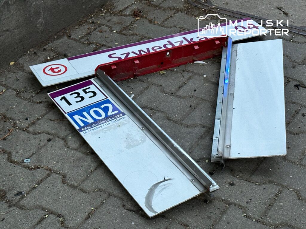 Fot. Miejski Reporter. Kierujący lexusem wjechał w latarnię