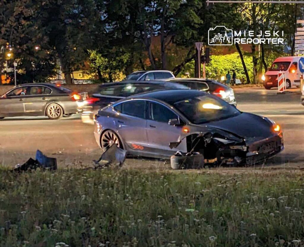 Piaseczno: Zderzenie Tesli z autem przewozu osób