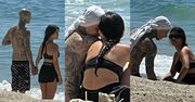 Kourtney Kardashian i Travis Barker łapią promienie kalifornijskiego słońca, wymieniając czułości na plaży (ZDJĘCIA)