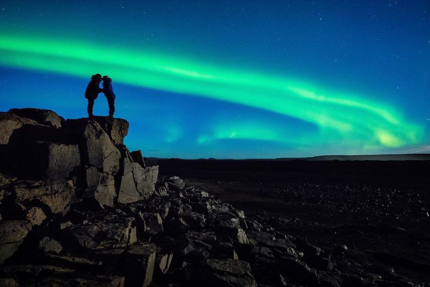 Fotograf oświadczył się pod osłoną zorzy polarnej. Zdjęcia z tego wydarzenia są przepiękne! 2