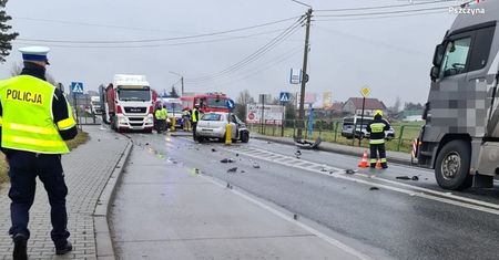 Śląsk. Śmiertelny wypadek. Kierowca fiata nie przeżył zderzenia z ciężarówką