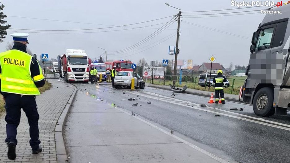 Śląsk. Kierowca fiata punto nie przeżył zderzenia z ciężarówką.