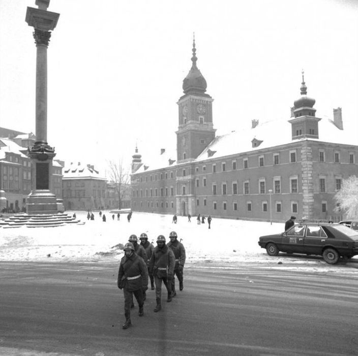 Stan wojenny. Tak wyglądały ulice Warszawy 35 lat temu [GALERIA]