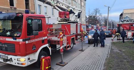 Mieszkanie w ogniu! Policjanci ryzykowali życiem, ratując lokatora