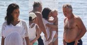 Alec Baldwin zabrał CIĘŻARNĄ żonę i dzieci na plażę (ZDJĘCIA)