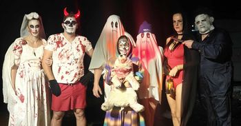 Tarnobrzeg: Halloweenowe morsowanie! Zimnolubni z klubu BodyMors zanurzyli się w mrocznym Jeziorze Tarnobrzeskim