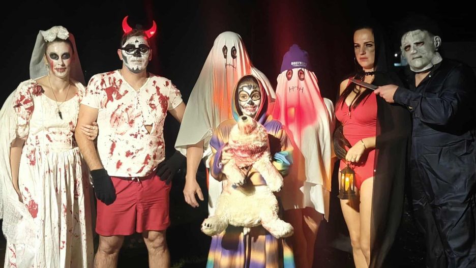 Wyjątkowe morsowanie odbyło się w Jeziorze Tarnobrzeskim. By uczcić Halloween uczestnicy założyli... upiorne kostiumy.