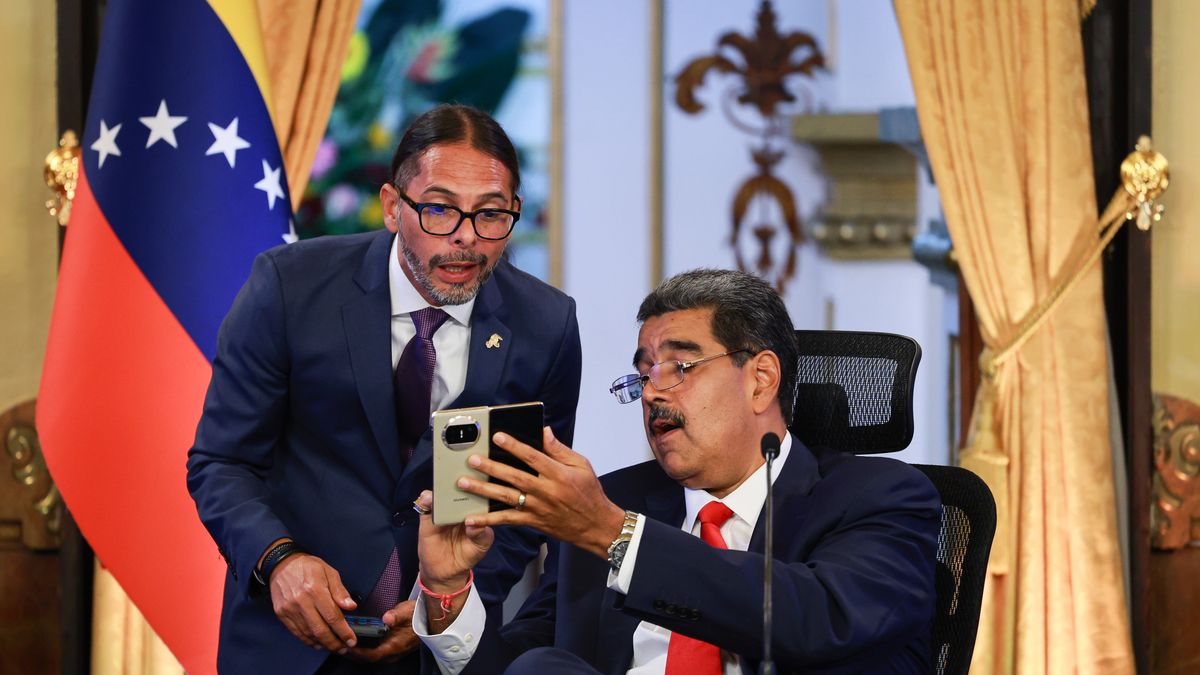 CARACAS, VENEZUELA - AUGUST 2: President Nicolas Maduro checks his phone with Minister of Communication Freddy Ñañez during a press conference after testifying before the electoral chamber at the main headquarters of the Supreme Court of Justice (TSJ)  on August 2, 2024 at the Miraflores presidential palace in Caracas, Venezuela. Nicolas Maduro was declared as winner of the 2024 presidential election by the National Electoral Council while opposition leader Maria Corina Machado and candidate Edmundo Gonzalez claimed that the final result was not what Venezuelans decided during the election. Maduro requested the Supreme Tribunal of Justice to investigate the election to confirm his victory. (Photo by Jesus Vargas/Getty Images)