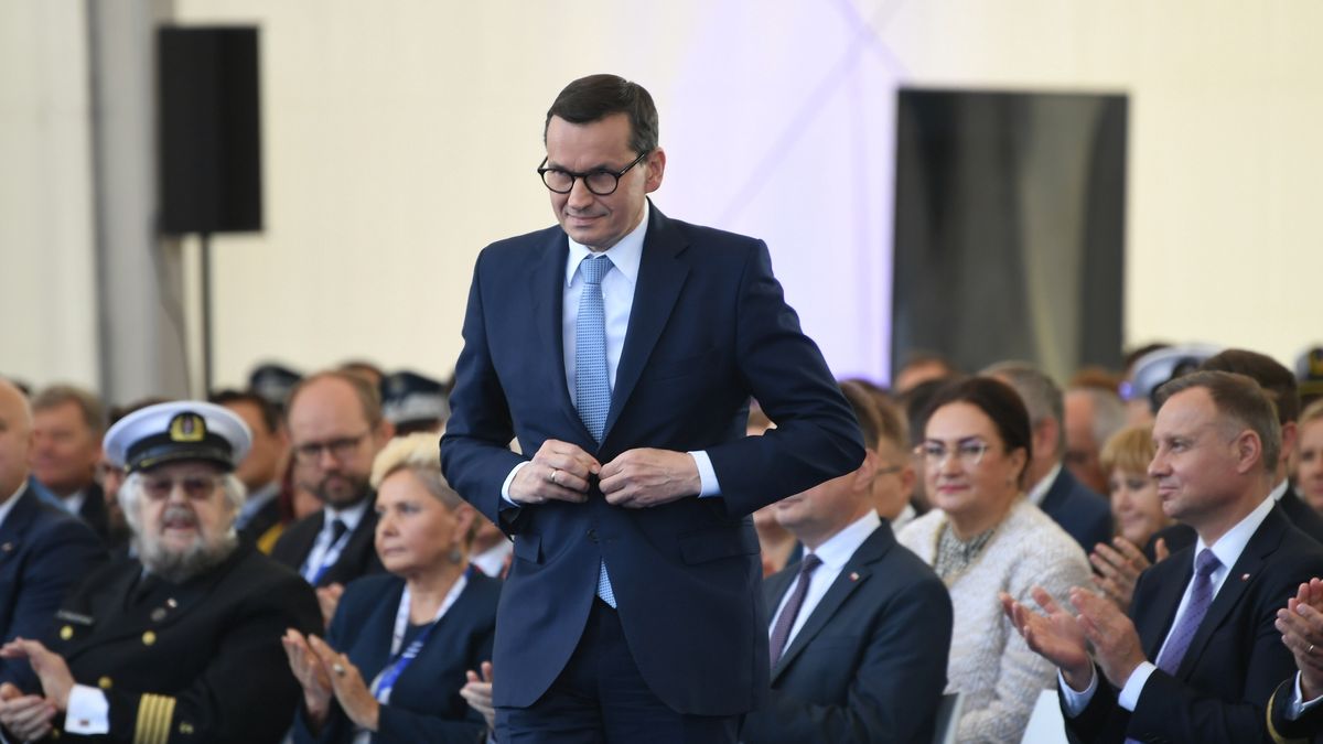 Na zdjęciu m.in. Mateusz Morawiecki, który wstał z tłumu. Widać w tłumie Andrzeja Dudę