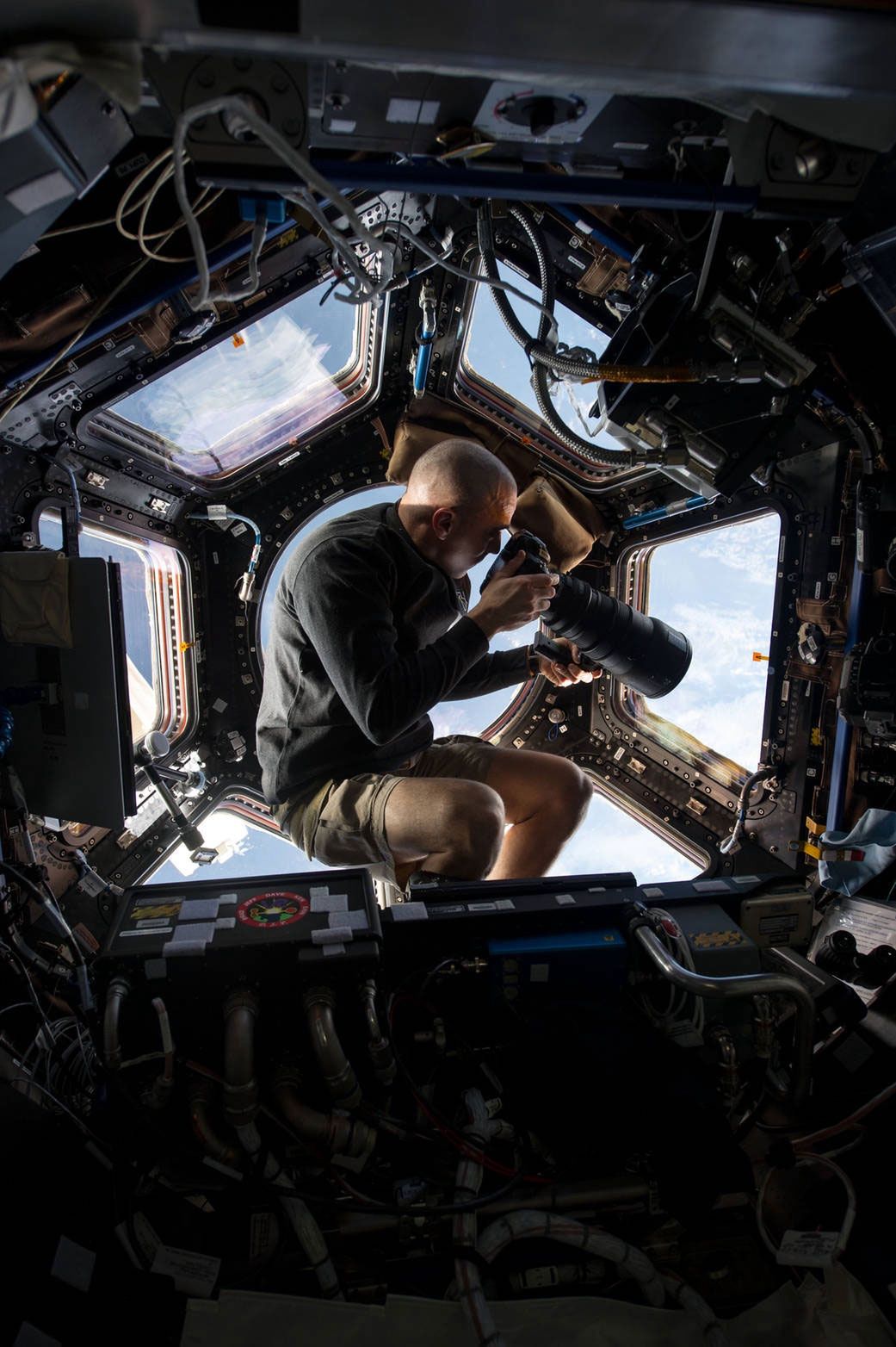 Widok Ziemi z kosmosu uświadamia, że Niebieska Planeta jest jedynym domem, który mamy w pustej i niebezpiecznej przestrzeni kosmicznej. Na zdjęciu astronauta Chris Cassidy fotografujący Ziemię. 