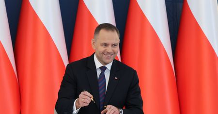 "Zaskoczenie i przykrość". Burza po decyzji Nawrockiego