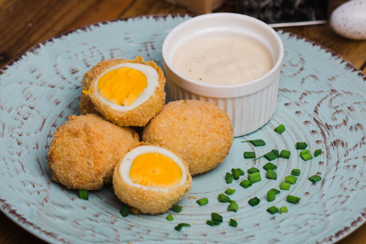 Postaw na wielkanocnym stole jajka w chrupiącej panierce. Nikt się im nie oprze