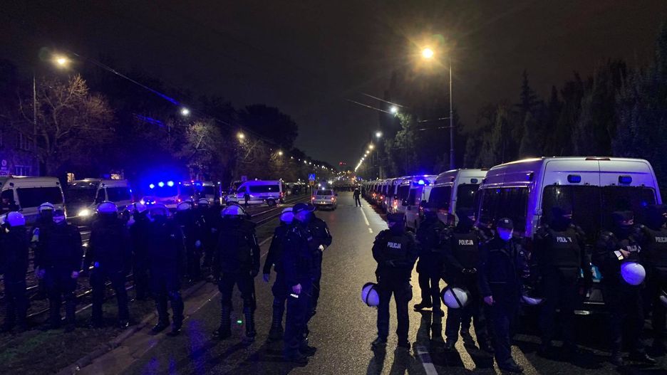 Protest w Warszawie po wyroku TK ws. aborcji. Kordon policji koło domu Kaczyńskiego