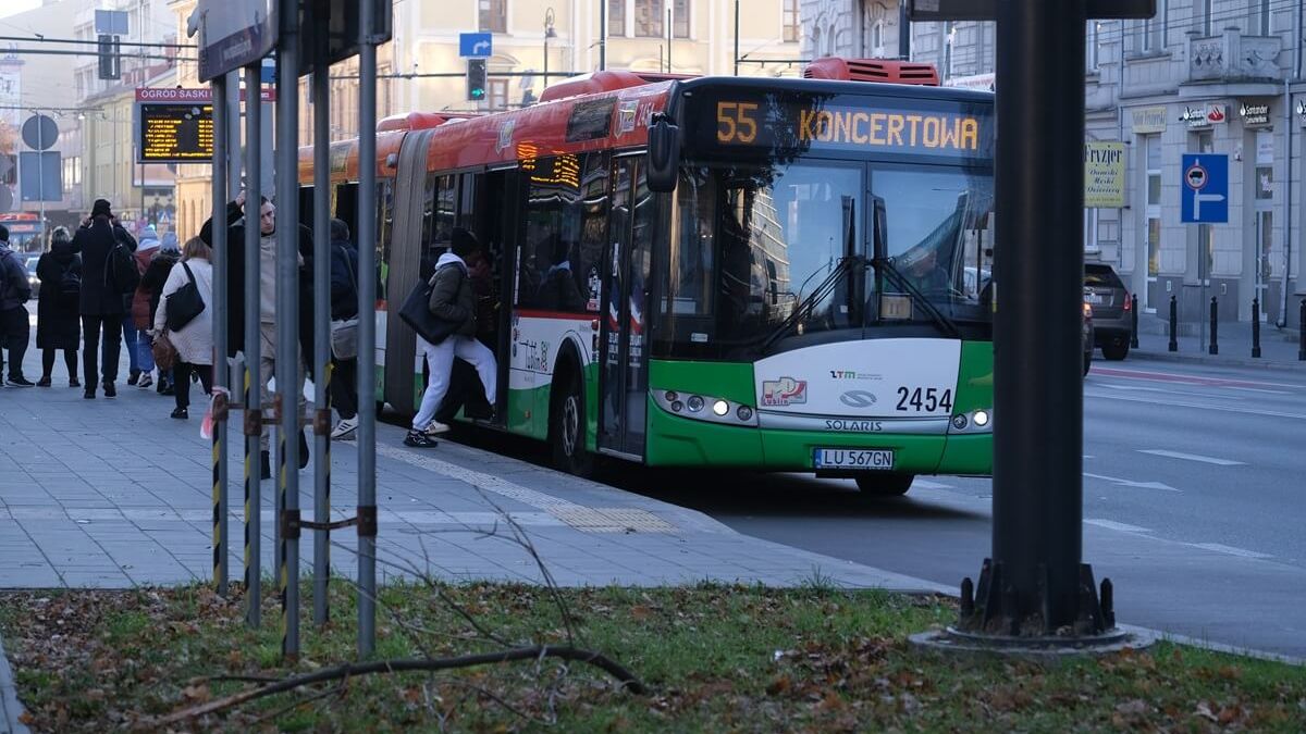 Pasażerowie wsiadający to autobusu na przystanku przy Ogrodzie Saskim