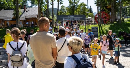 Turyści ruszyli na tatrzańskie szlaki – Kasprowy Wierch i Morskie Oko znów oblężone