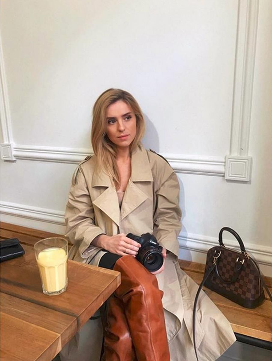 Kasia Tusk w modnych kozakach XXL i klasycznym trenczu