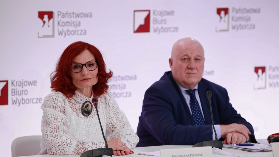 Wybory prezydenckie. Na zdjęciu Magdalena Pietrzak z KBW i Sylwester Marciniak z PKW