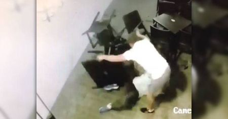 Był tak pijany, że zaczął „walczyć” z krzesłami i stolikiem [WIDEO]