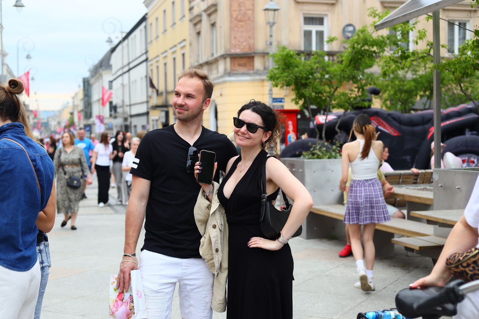 Były również pary, które z uwagą oglądały to wydarzenie