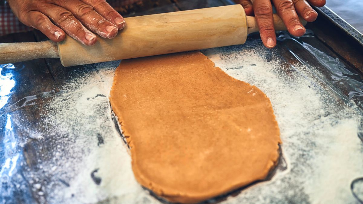 Kobieta wałkuje ciasto