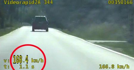 Szalona prędkość. Policjanci nie nałożyli mandatu. Zrobili coś innego