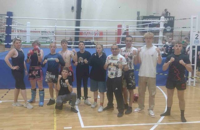 Zawodnicy Sports Academy z medalami