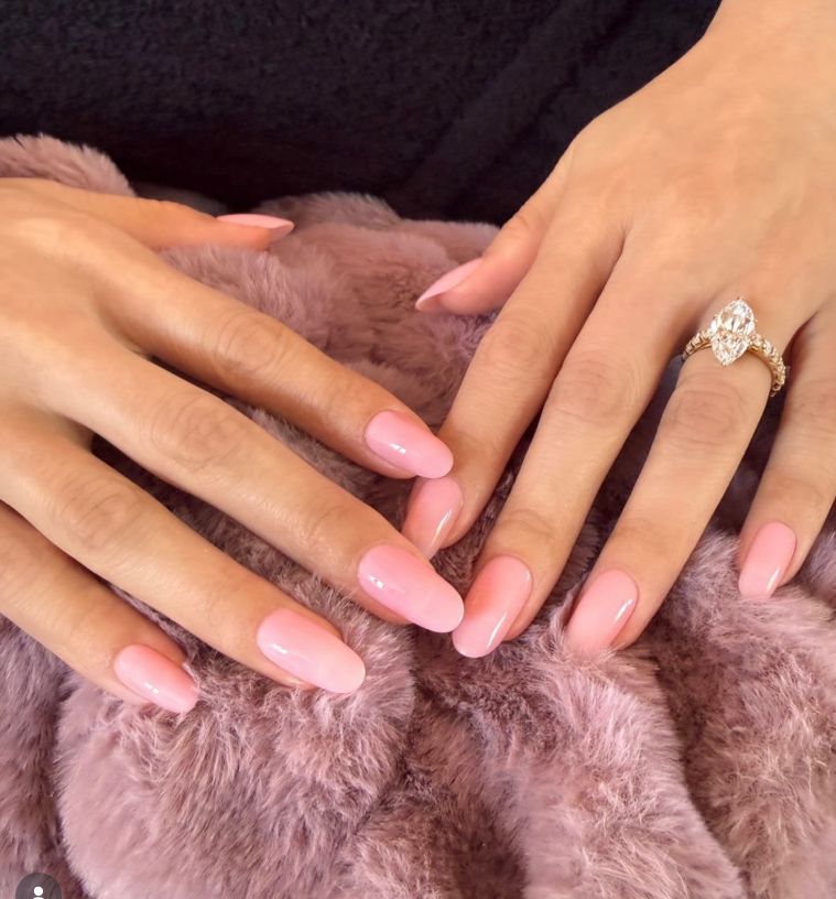 Selena Gomez wybrała cukierkowy manicure
