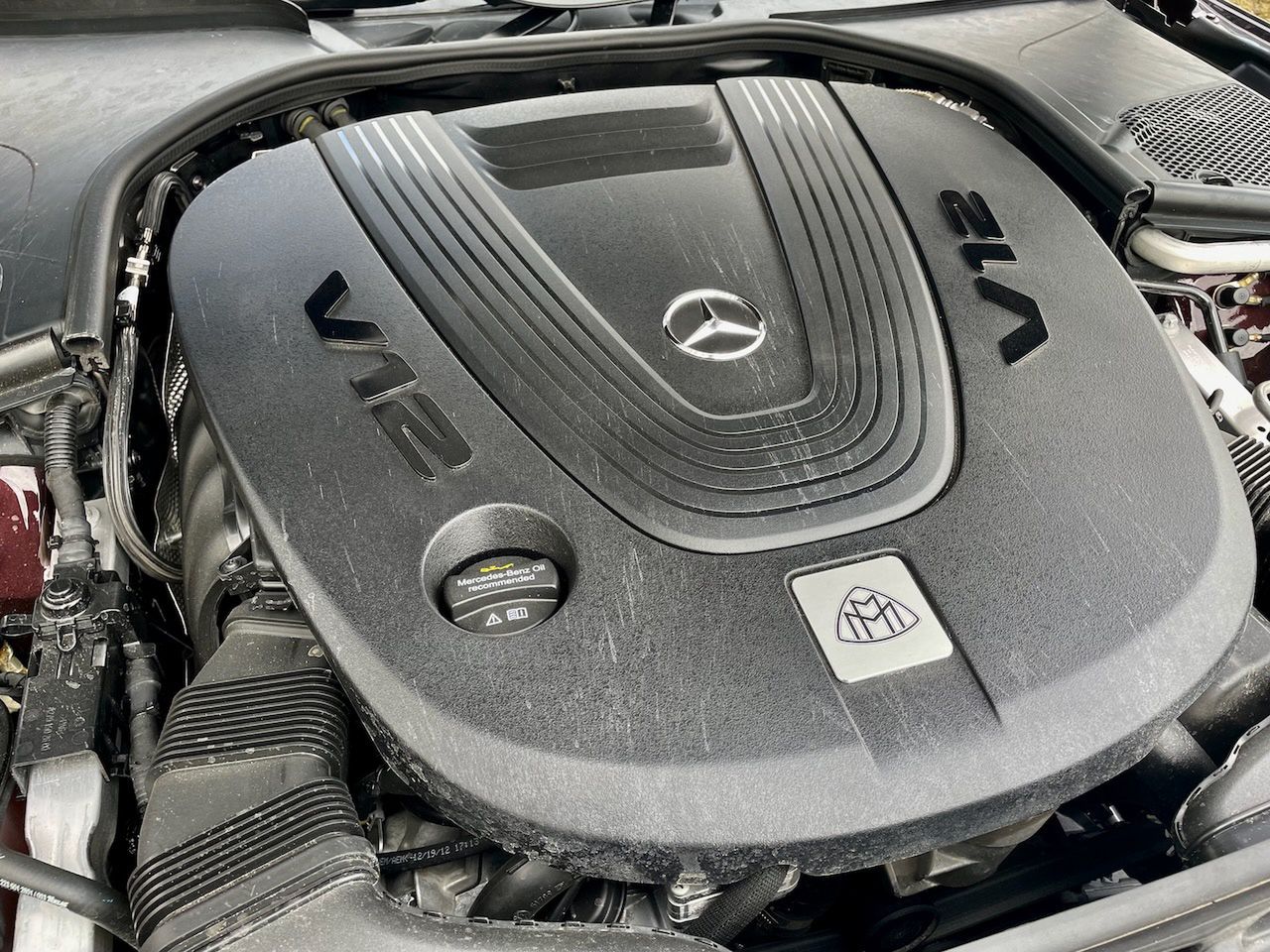 Silnik V12 pod maską limuzyny Mercedes-Maybach S680
