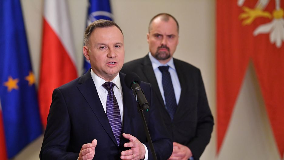 Andrzej Duda, Jakub KumochWarszawa, 24.01.2022. Prezydent RP Andrzej Duda (L) oraz szef Biura Polityki Mi�dzynarodowej KPRP Jakub Kumoch (P) podczas briefingu prasowego w Pa�acu Prezydenckim w Warszawie, 24 bm. po mi�dzynarodowych konsultacjach ws. sytuacji na Ukrainie. Prezydent zapowiedzia� zwo�anie Rady Bezpiecze�stwa Narodowego. (jm) PAP/Radek PietruszkaRadek Pietruszkabezpiecze�stwo, briefing, konferencja, mi�dzynarodowa, mi�dzynarodowe, pa�ac, prezydencki, sytuacja, Ukraina, g�owa pa�stwa, konsultacje, polityk, polityka, prasowa, prasowy, rada bezpiecze�stwa narodowego, zwo�anie, dla medi�w, internacjonalny, mi�dzypa�stwowy, narada, opinia, ponadgraniczny, ponadnarodowy, ponadpa�stwowy, porada, transgraniczny, zwo�ywa�, chor�giew, chor�gwie, flaga, flagi
