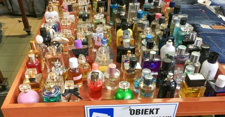 Podróbki zalewają Polskę. Fałszywe kosmetyki to już plaga