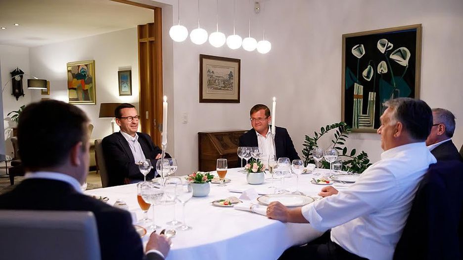 Bruksela. Premier Mateusz Morawiecki podczas kolacji z Wiktorem Orbanem 