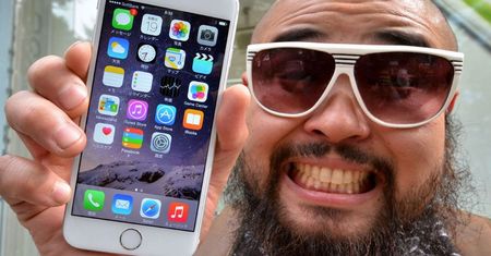 To nie bug, to ficzer. Jony Ive tłumaczy, dlaczego iPhone 6 rozładowuje się tak szybko