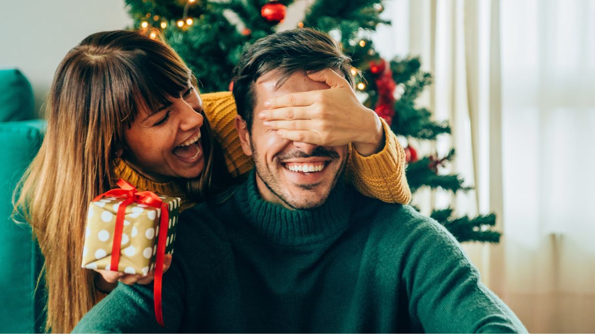 Kobieta daje mężczyźnie świąteczny prezent