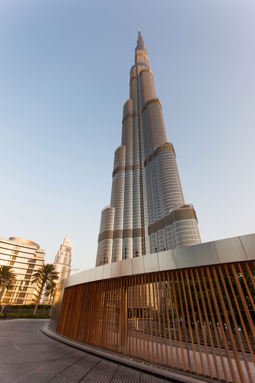 Burj Kfalifa widziana z kilkudziesięciu metrów. Canon 5D mark II, 17 mm, 1/200 s, f/4, ISO 100, 0.33EV