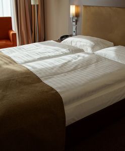 Obsługa hotelu wezwała policję. Przez śpiącego gościa