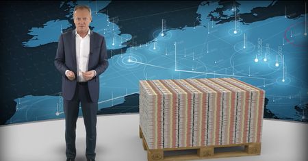 Donald Tusk pokazuje paletę z pieniędzmi. "One czekają na Polaków, nie możecie po nie sięgnąć przez rząd PiS"