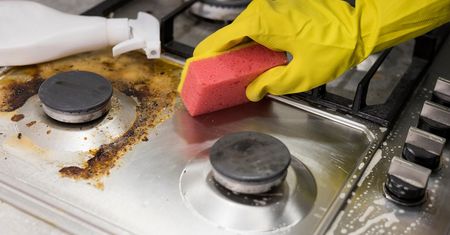 Tak w mig wyczyścisz nawet zapuszczone palniki kuchenki. Będą jak nowe
