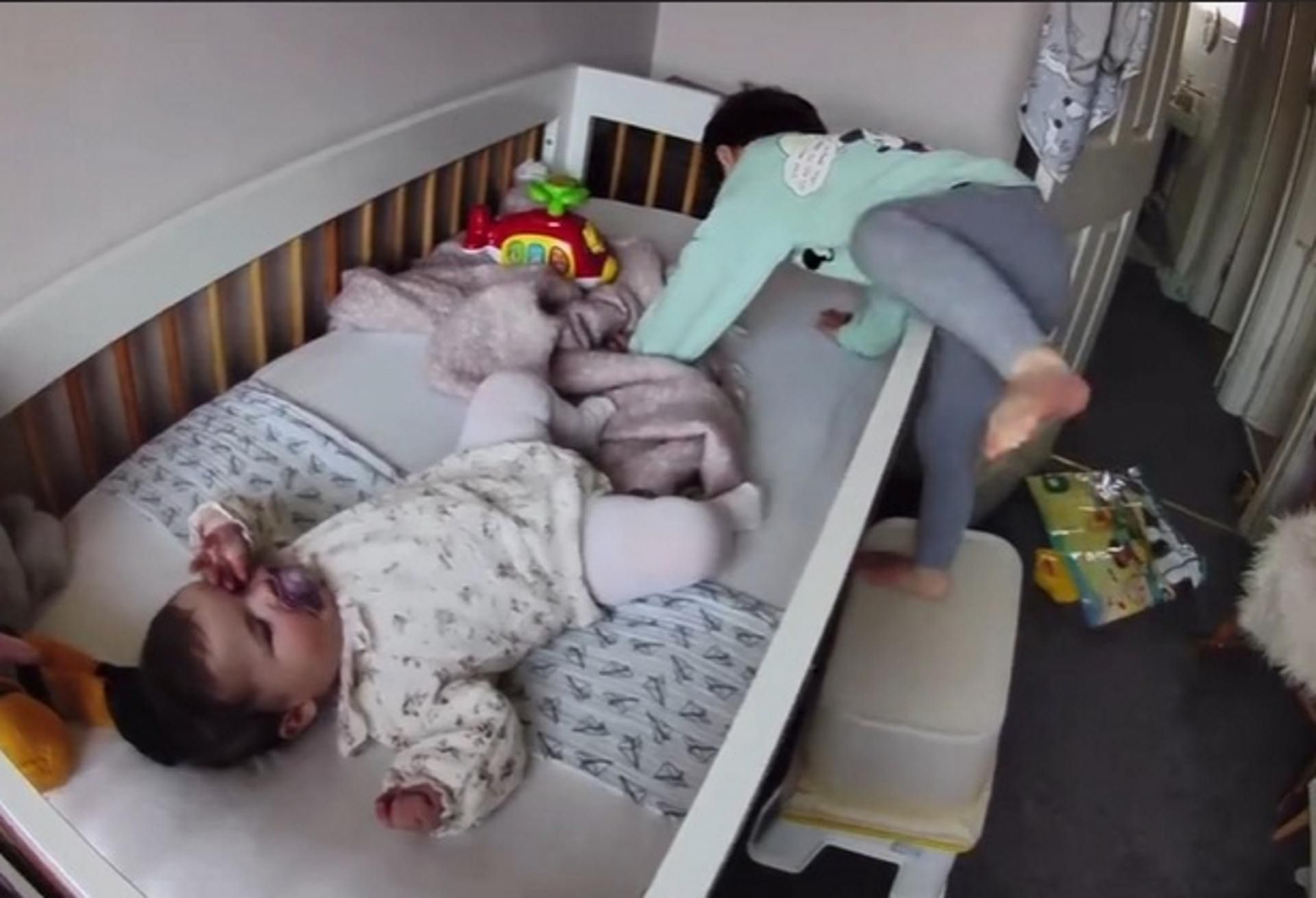 Zakradł się do pokoju siostry