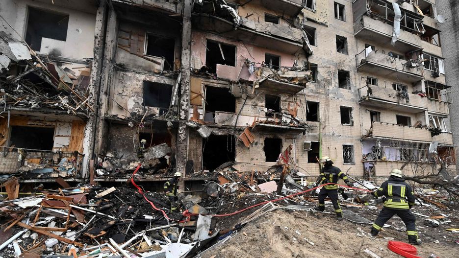 Wojna w Ukrainie - bombardowanie KijowaFirefighters work at a damaged residential building at Koshytsa Street, a suburb of the Ukrainian capital Kyiv, where a military shell allegedly hit, on February 25, 2022. - Invading Russian forces pressed deep into Ukraine as deadly battles reached the outskirts of Kyiv, with explosions heard in the capital early Friday that the besieged government described as "horrific rocket strikes". The blasts in Kyiv set off a second day of violence after Russian President Vladimir Putin defied Western warnings to unleash a full-scale ground invasion and air assault that quickly claimed dozens of lives and displaced at least 100,000 people. (Photo by GENYA SAVILOV / AFP)GENYA SAVILOV