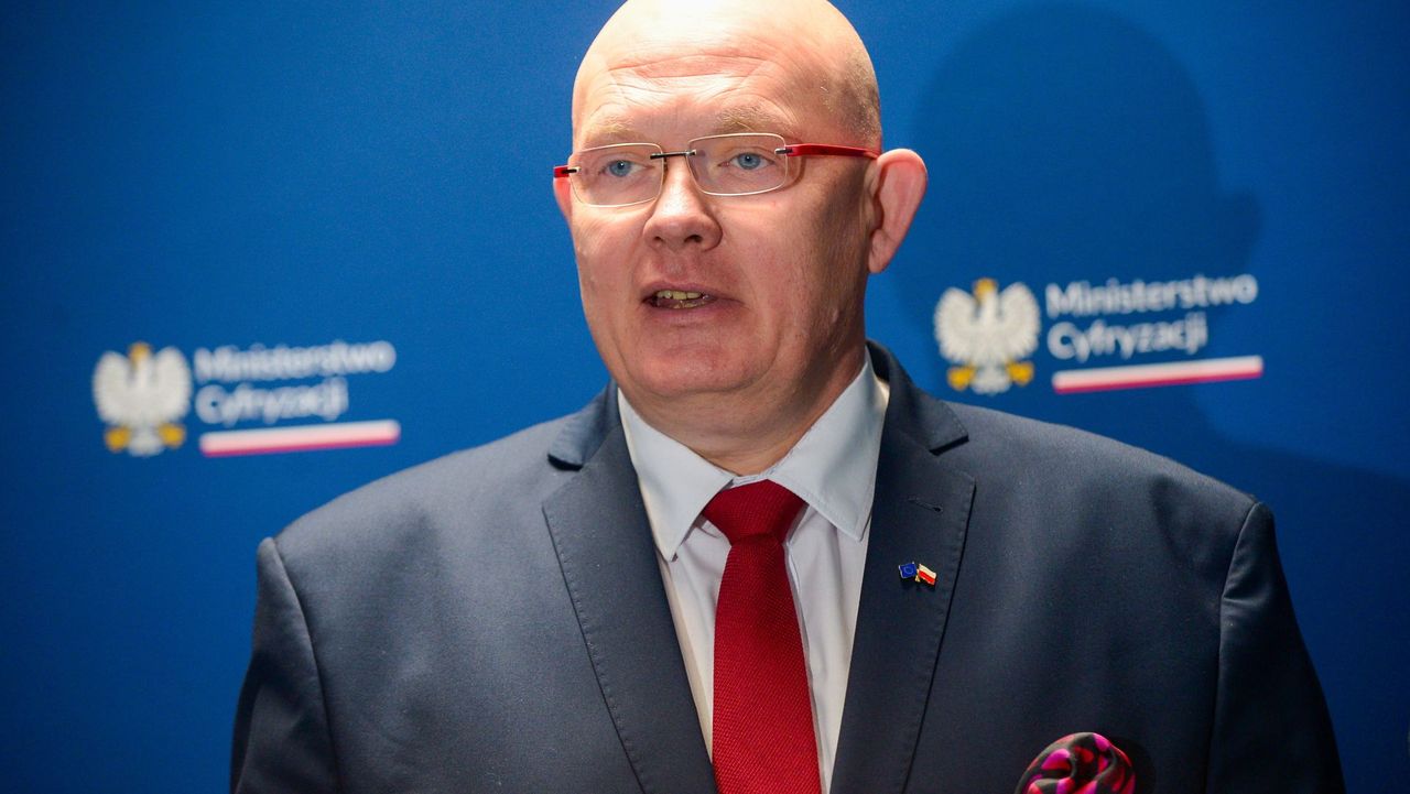 Ta funkcja nie działa w Polsce. Wiceminister pyta operatorów